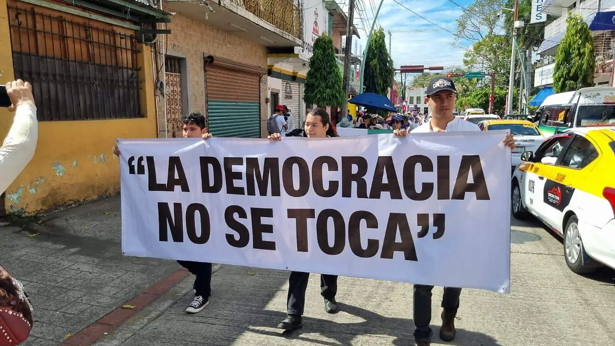 ciudadanos portando pancarta